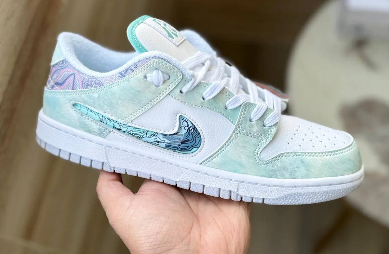 NIKE SB DUNK Shoe