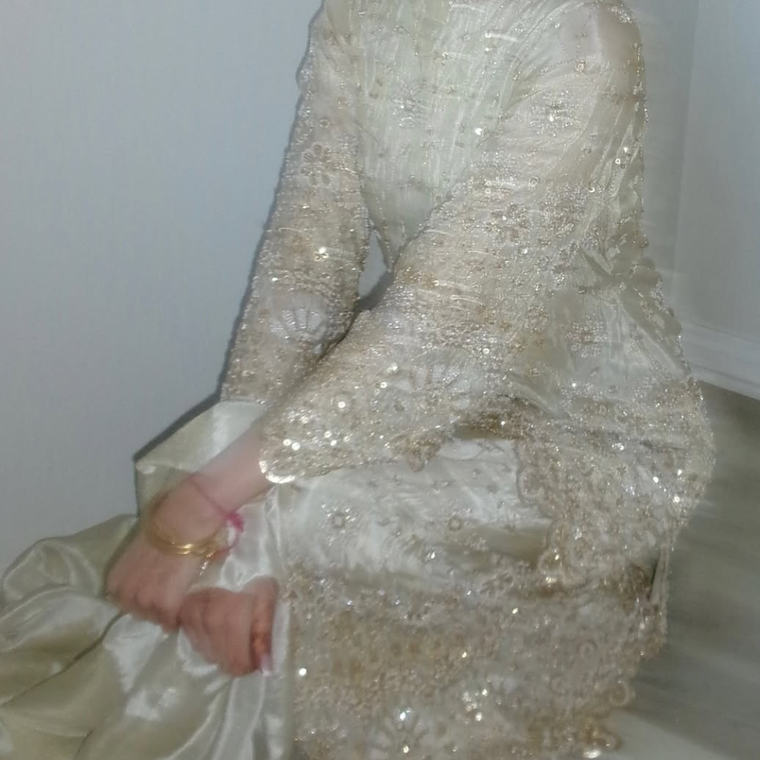 Flared plazzo Set and pearl work paired with a scalloped edge dupatta.